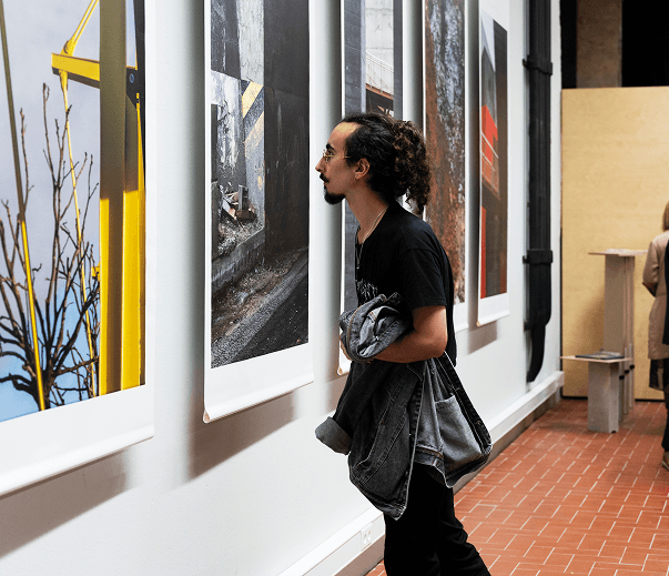 Visiteur regardant une exposition